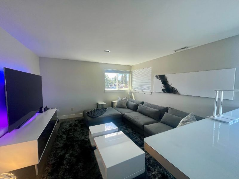 Modern 4-Bedroom Home - Photo 5
