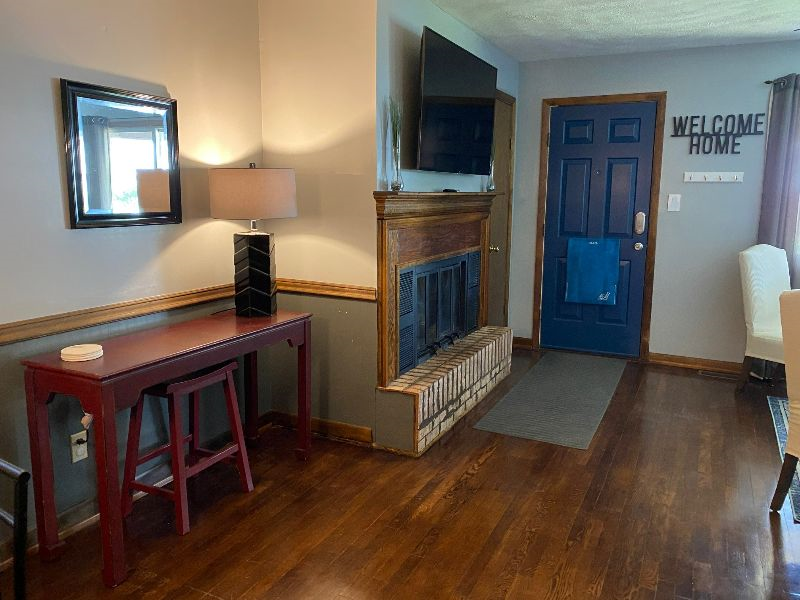 Cozy, updated house in desirable residential area! - Photo 4
