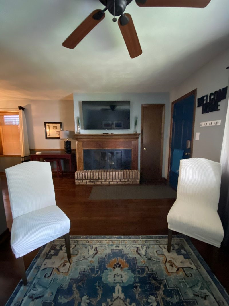 Cozy, updated house in desirable residential area! - Photo 3