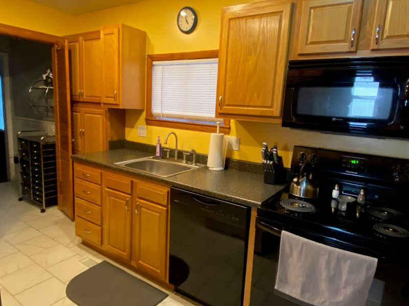 Cozy, updated house in desirable residential area! - Photo 10