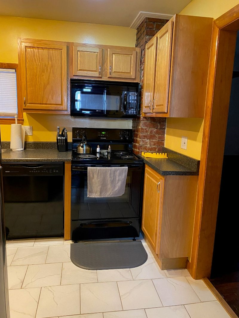 Cozy, updated house in desirable residential area! - Photo 9