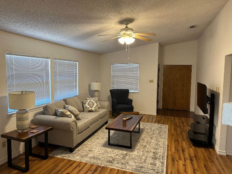 Upscale 3 Bed 2 Bath Corporate Townhome Furnished Rental - Photo 2