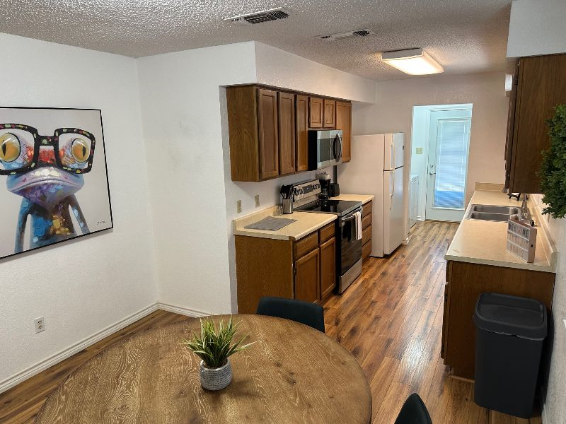 Upscale 3 Bed 2 Bath Corporate Townhome Furnished Rental - Photo 10