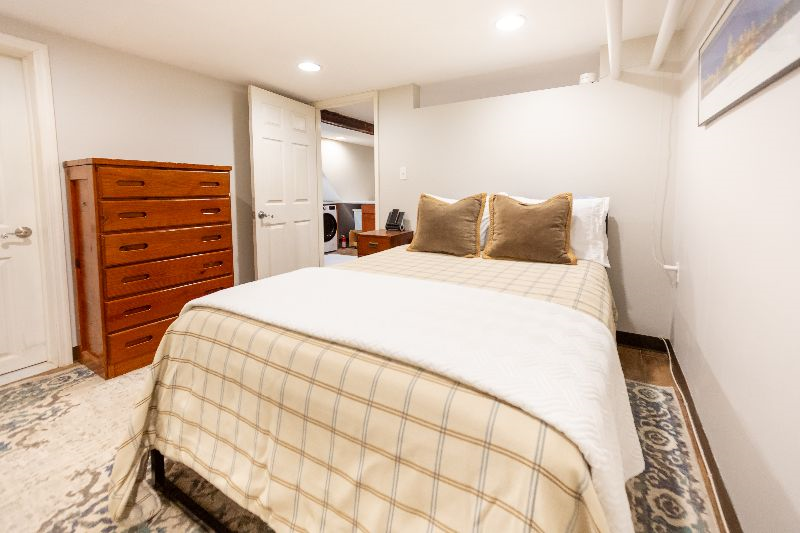 Quiet Apartment Off the Park - Photo 9
