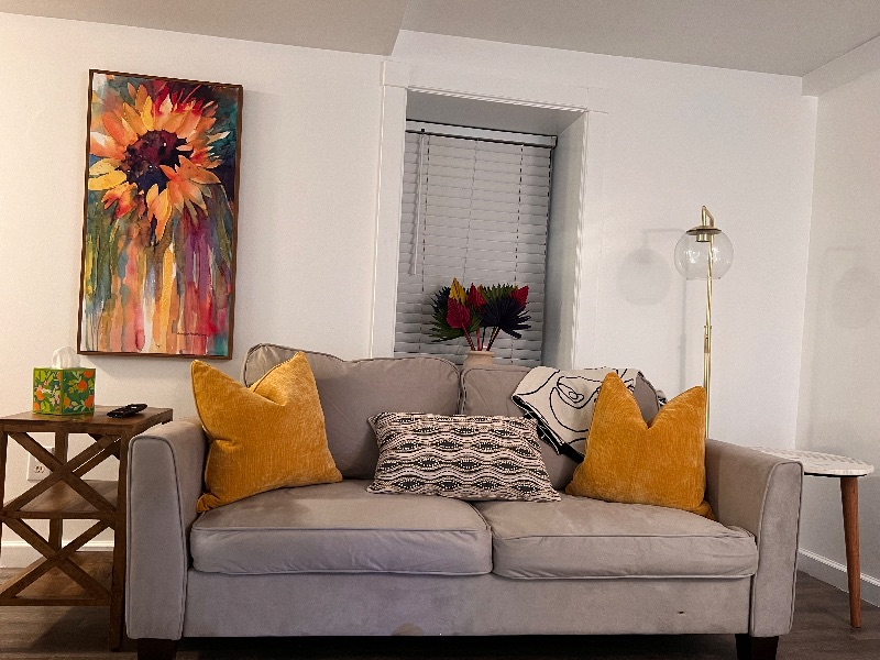 Cozy comfort near hospital - Photo 1