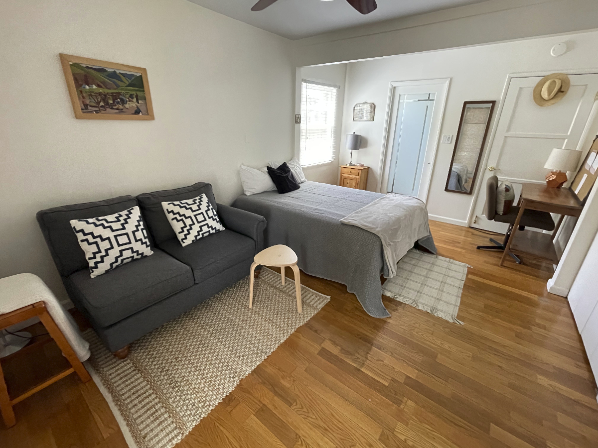 Lovely Room with Private Entrance, Bath, and Deck