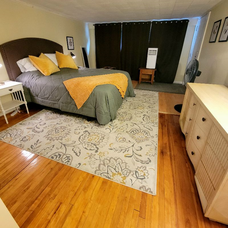 Large One Bedroom Apt 2 - Centrally located in... - Photo 2