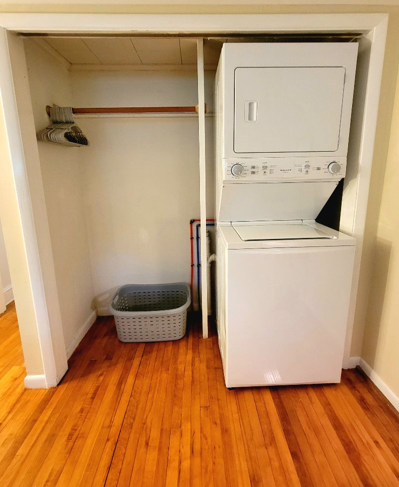 Large One Bedroom Apt 2 - Centrally located in... - Photo 5