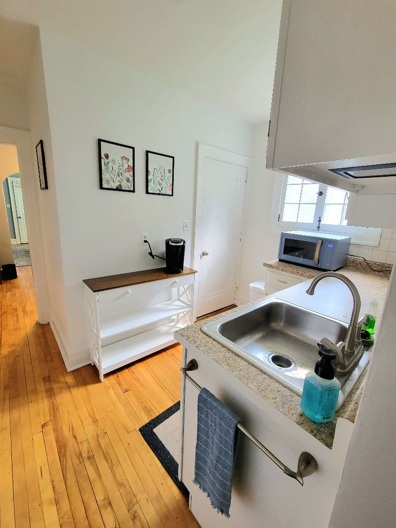 Large One Bedroom Apt 2 - Centrally located in... - Photo 7