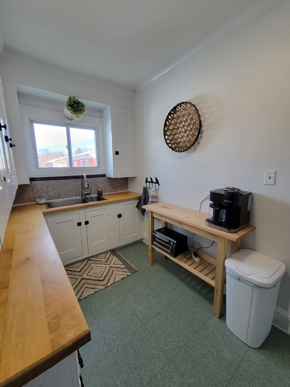 Large One Bedroom Apt 2 - Centrally located in... - Photo 8