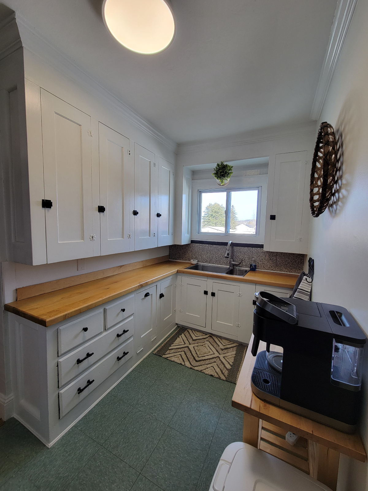 Large One Bedroom Apt 2 - Centrally located in... - Photo 9