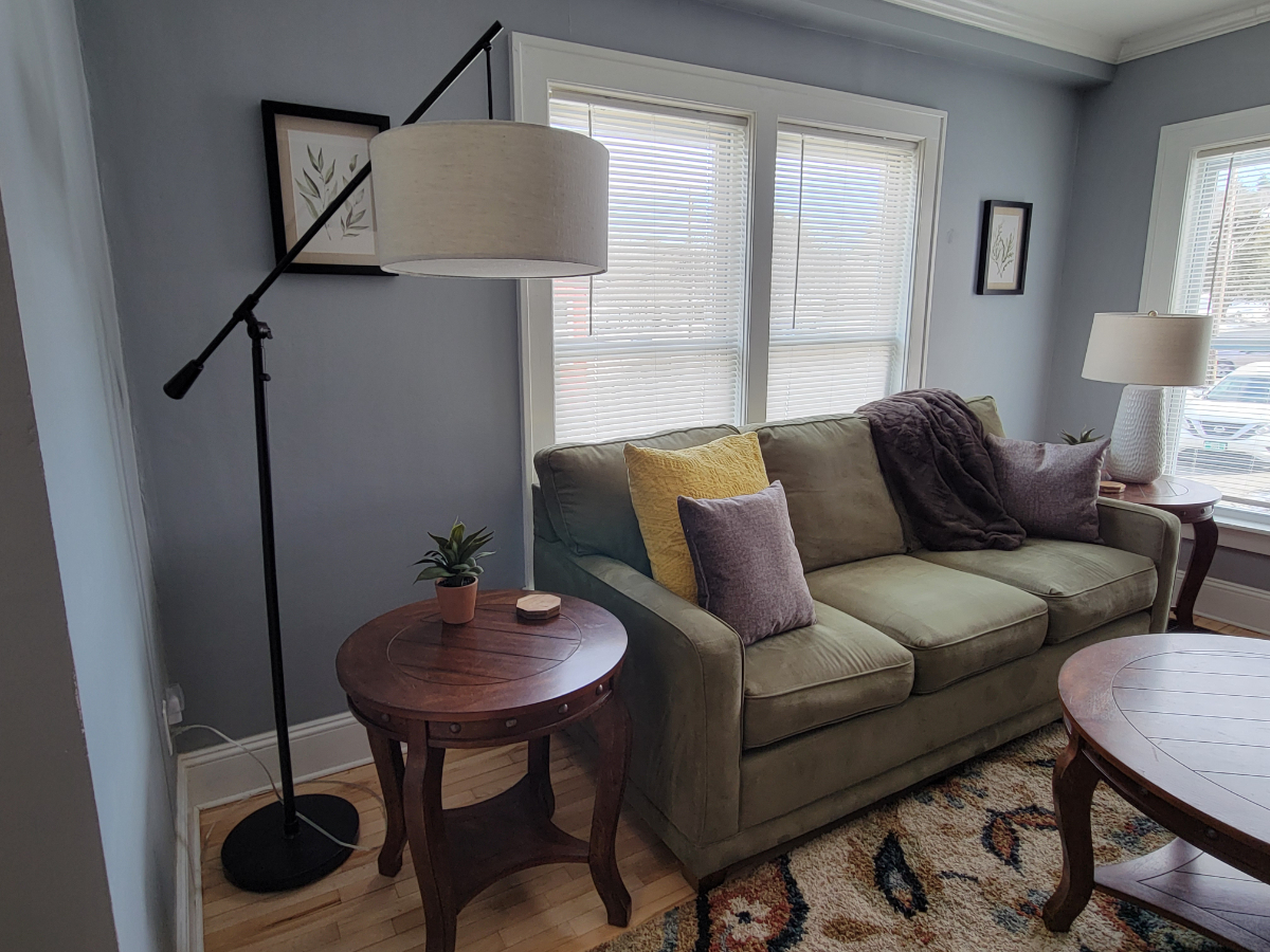 Large One Bedroom Apt 2 - Centrally located in... - Photo 2