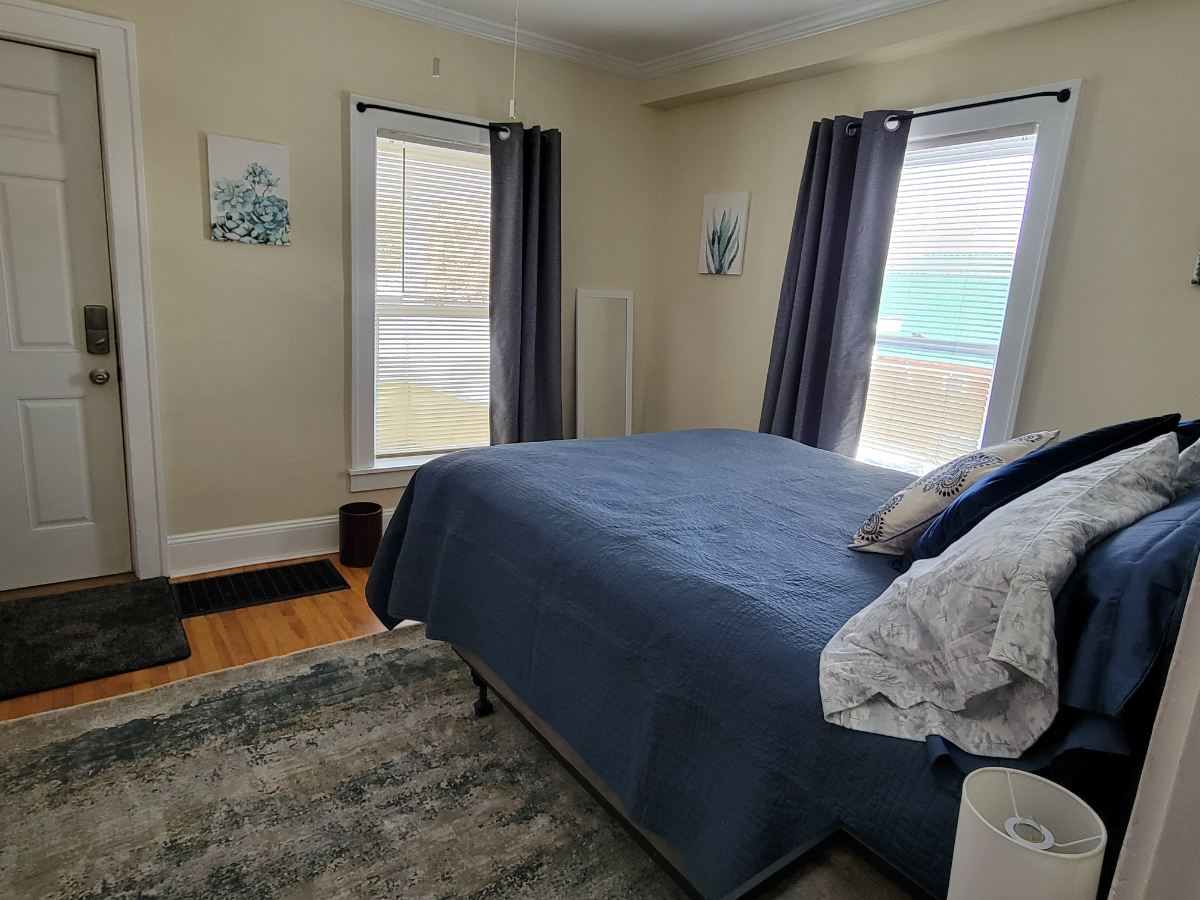 Large One Bedroom Apt 2 - Centrally located in... - Photo 12