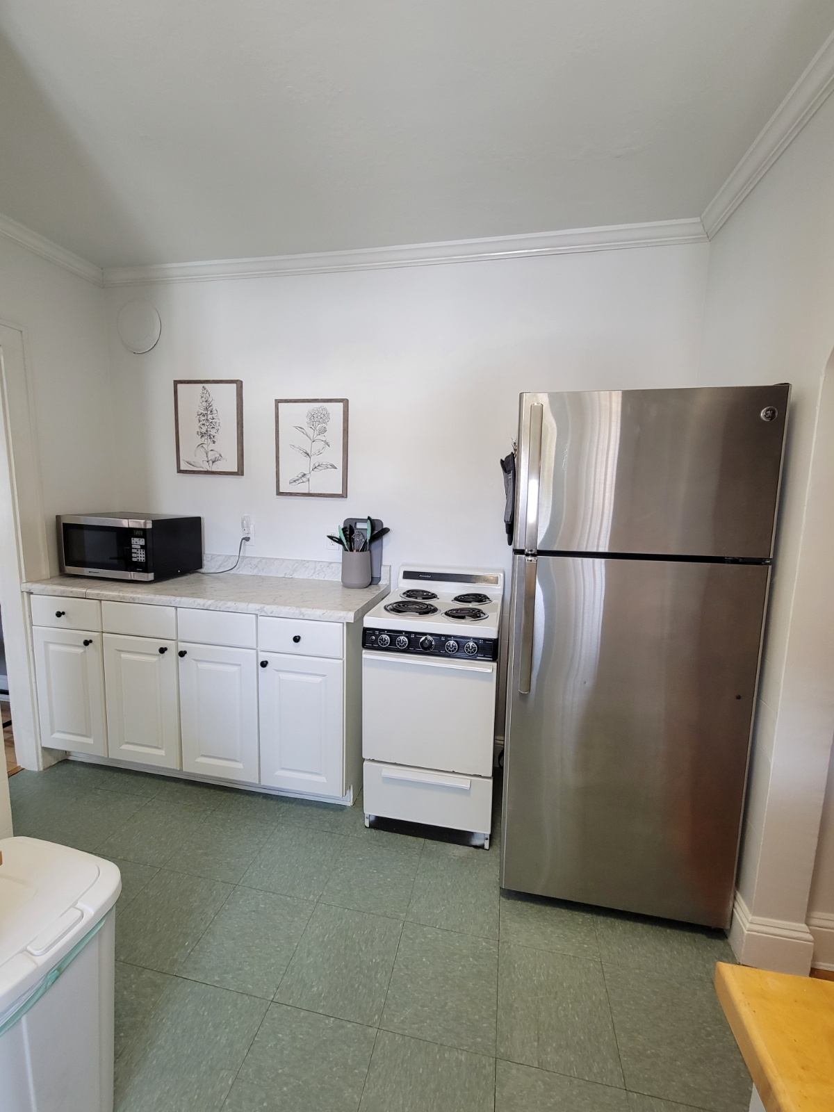Large One Bedroom Apt 2 - Centrally located in... - Photo 11