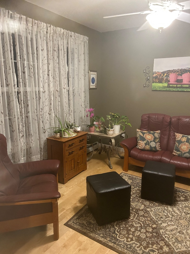 Comfy home with plenty of privacy - Photo 5