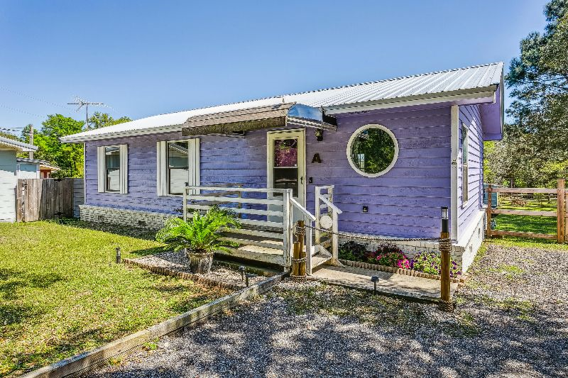Quaint Cottage by the Bay (Porthole Paradise)