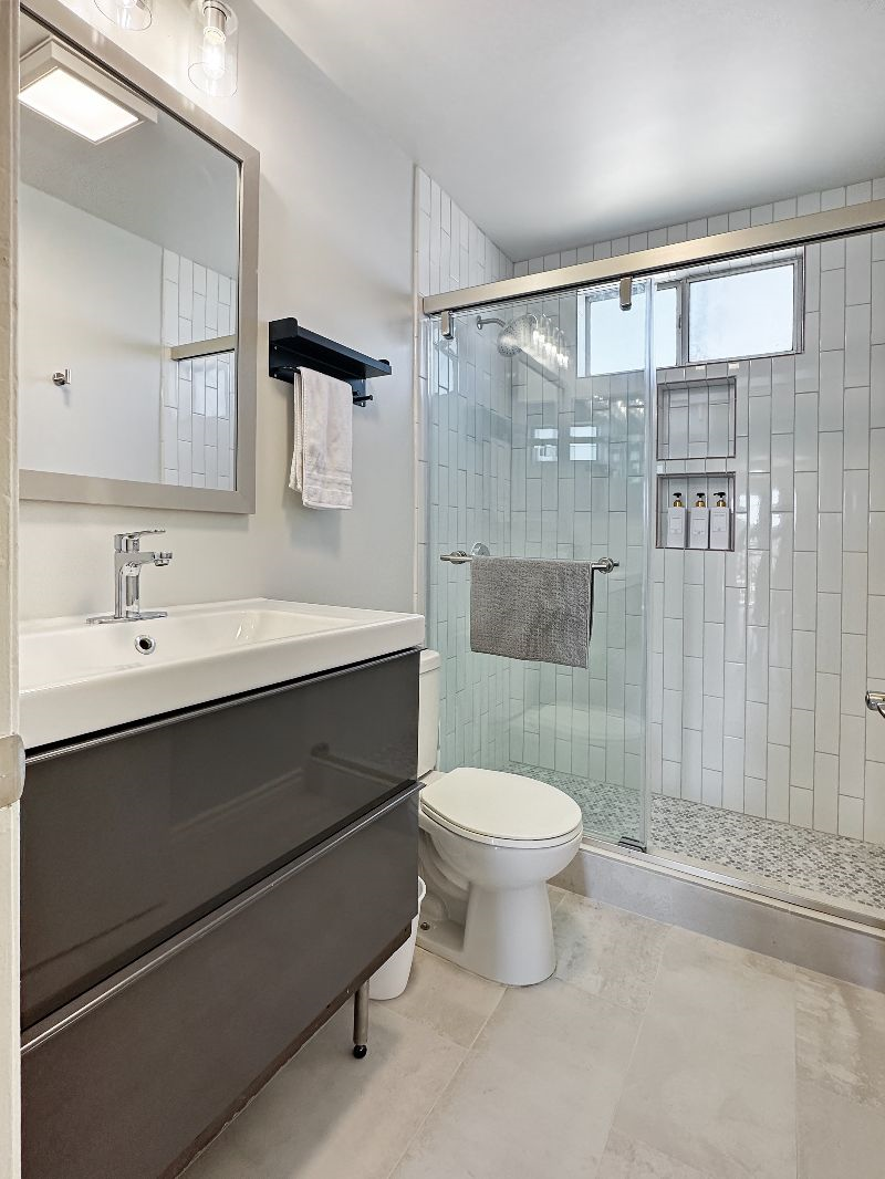 RARE FIND - Clean, Modern Apartment near Culver - Photo 2