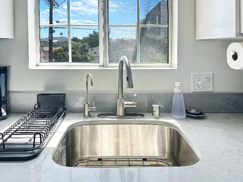 RARE FIND - Clean, Modern Apartment near Culver - Photo 3