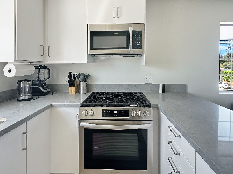 RARE FIND - Clean, Modern Apartment near Culver - Photo 4