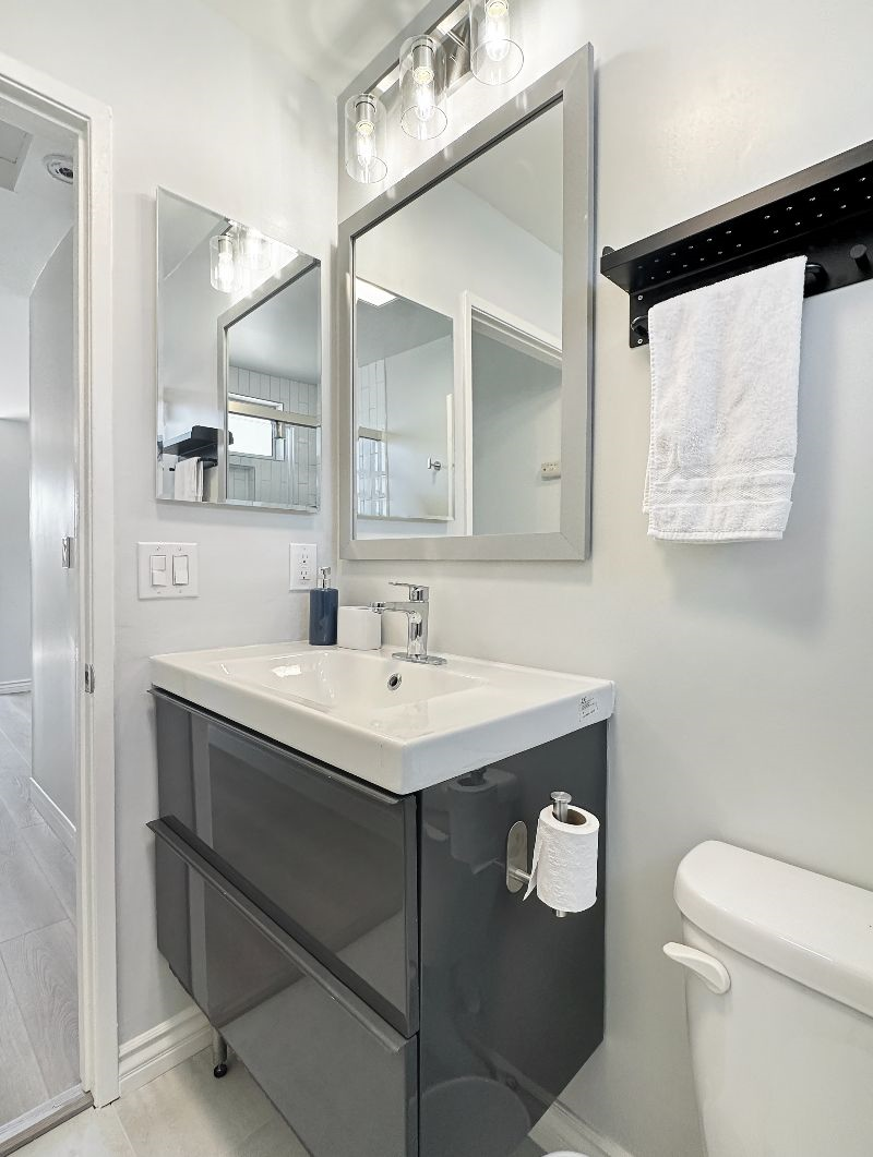 RARE FIND - Clean, Modern Apartment near Culver - Photo 5