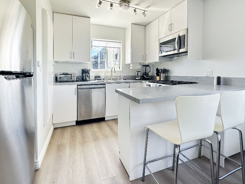 RARE FIND - Clean, Modern Apartment near Culver - Photo 6