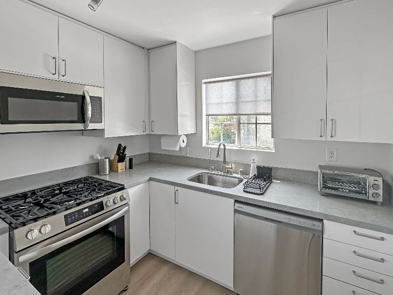 RARE FIND - Clean, Modern Apartment near Culver - Photo 4