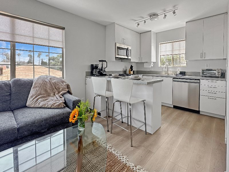 RARE FIND - Clean, Modern Apartment near Culver - Photo 1