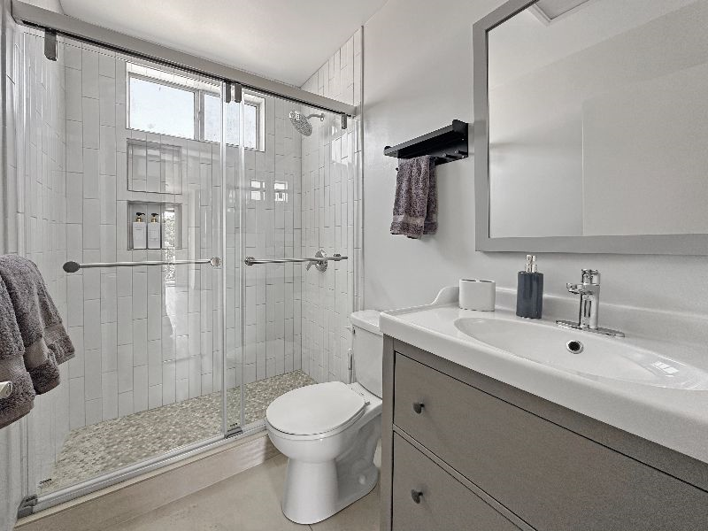 RARE FIND - Clean, Modern Apartment near Culver - Photo 5