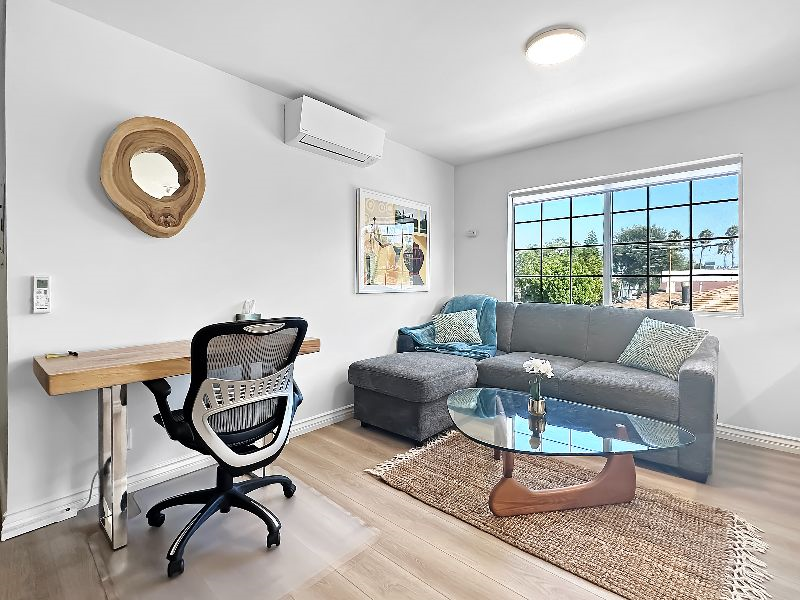 RARE FIND - Clean, Modern Apartment near Culver - Photo 2