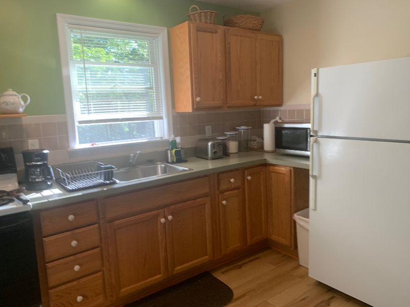 Quiet 1 bedroom apartment located near several local hospitals - Photo 2