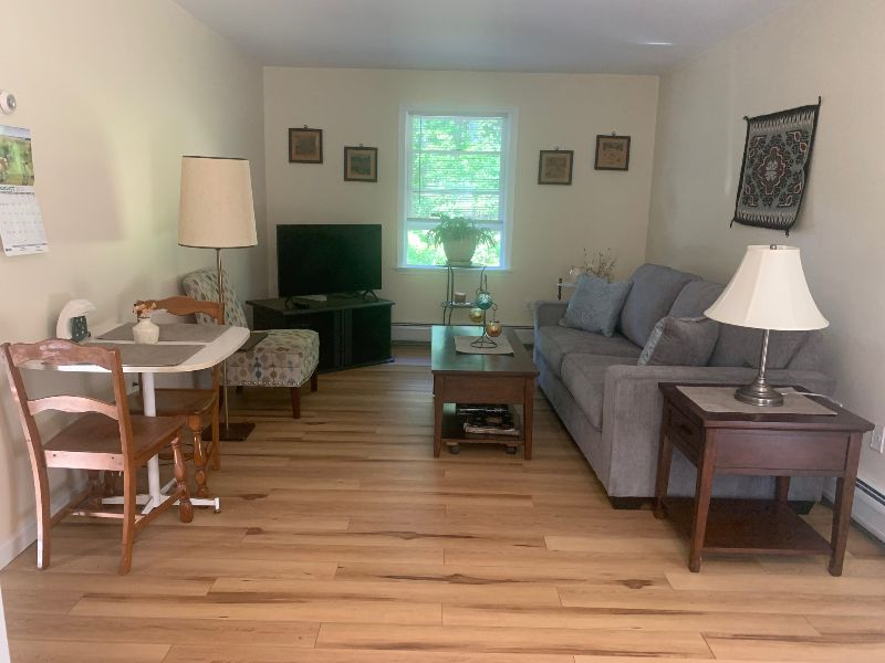 Quiet 1 bedroom apartment located near several local hospitals - Photo 3