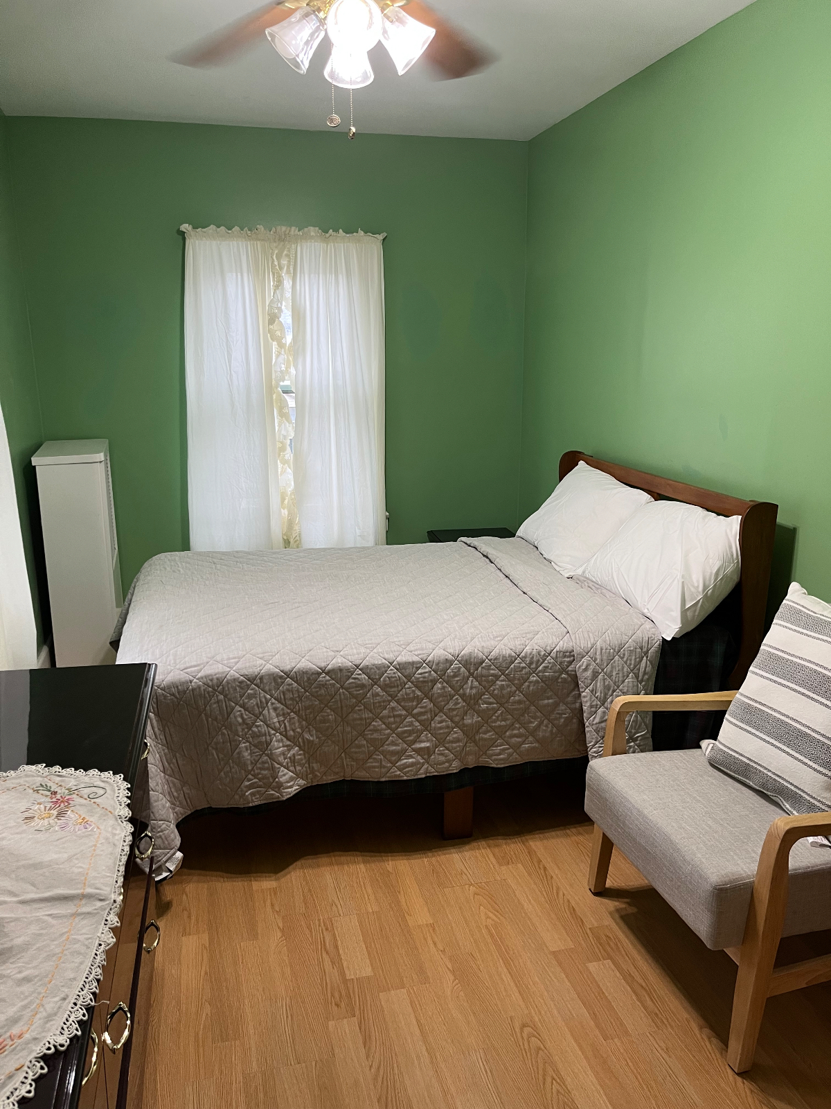 Beautifully furnished room in private house available for rent to working professional. - Photo 4