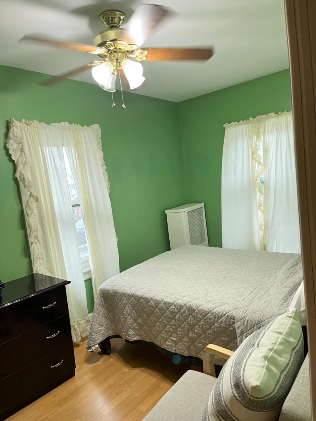 Beautifully furnished room in private house available for rent to working professional. - Photo 3