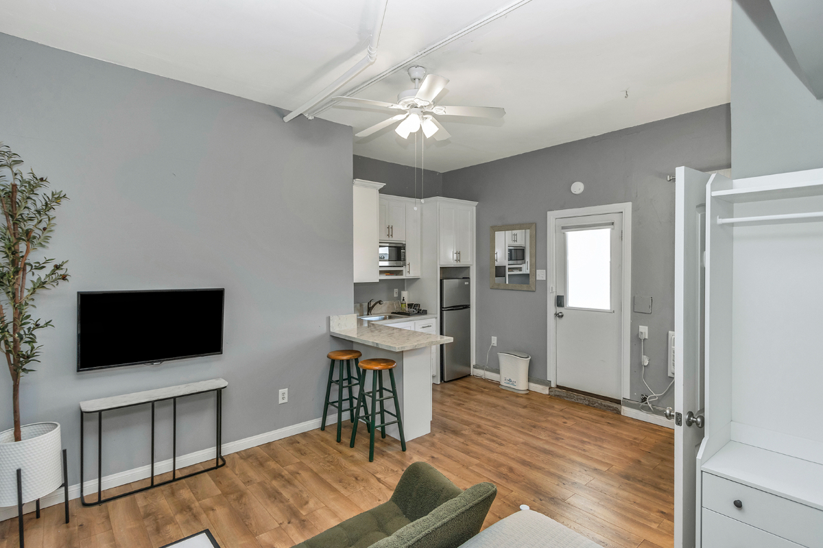 Your Home Away! Vibrant Locale. Stylish Studio. - Photo 2