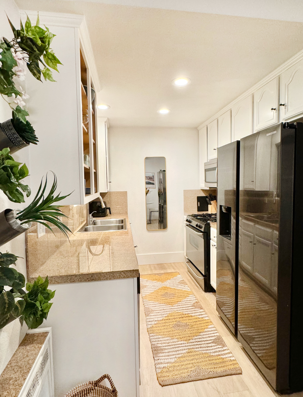 Beautiful 1 Bedroom Condo, 2 Car Parking, In-Unit W/D & Private Entrance - Photo 6