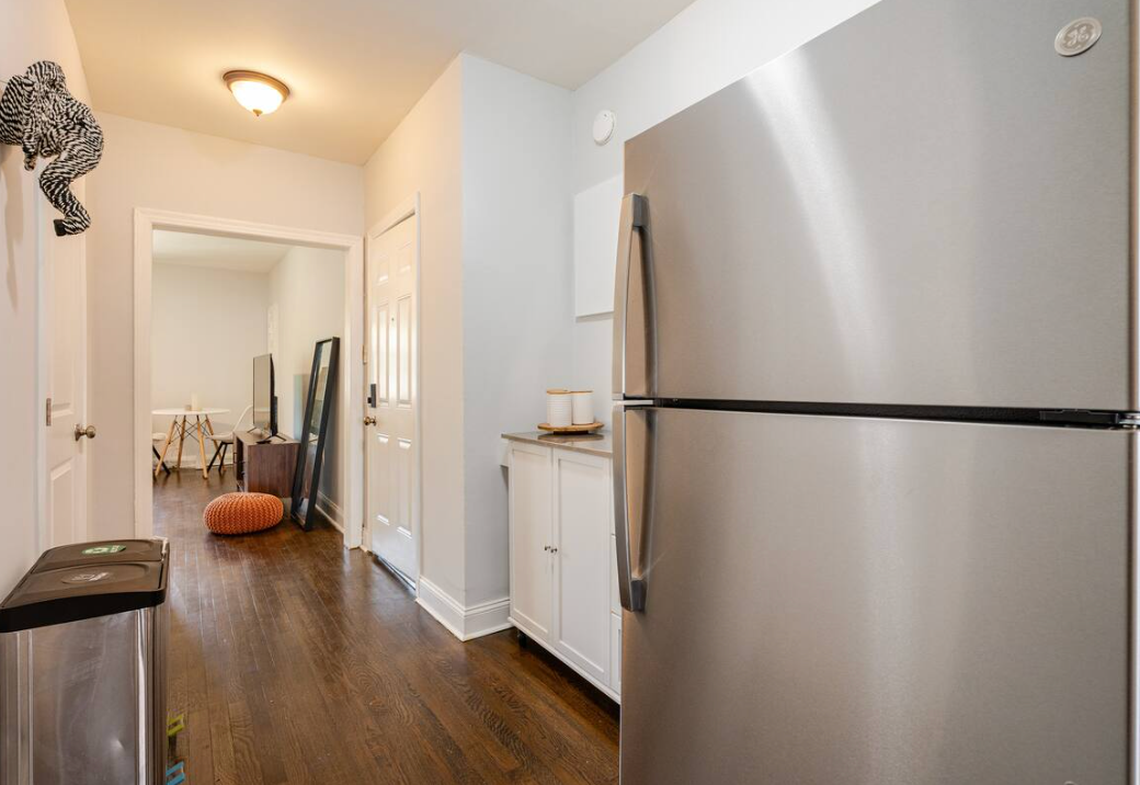 Discover Your Perfect Home-Away-From Home in Sunny & Stylish SE DC 2-BR, 1-bath Stay - Photo 9