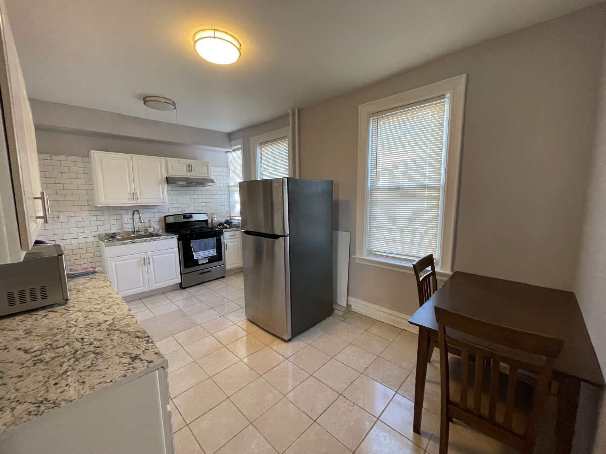 1-2 bedrooms in two bedroom apartment available for rent on Bronx/Westchester border (5 minutes from - Photo 2