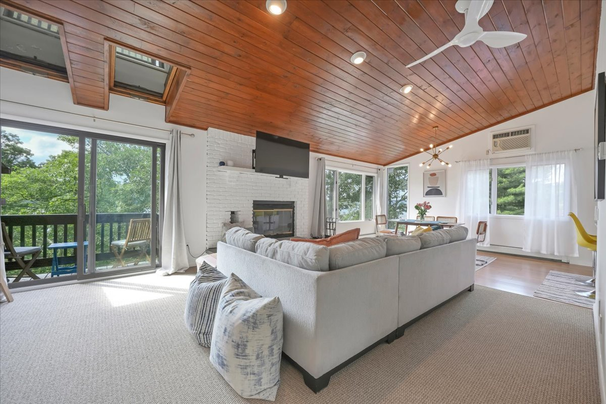3 Bed / 2 bath w/ Lake views - 90 min from NYC... - Photo 2