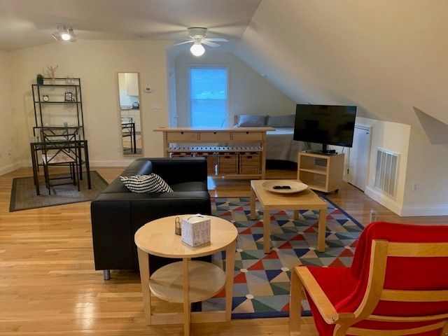 Walk to the Bridge Road shops and restaurants and Carriage Path to downtown from this cute studio ap - Photo 2