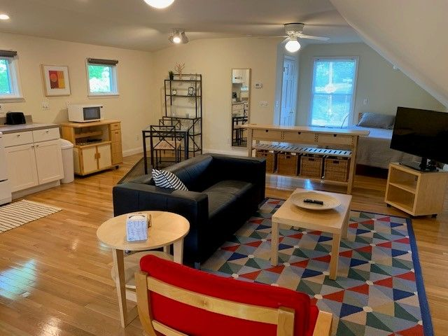 Walk to the Bridge Road shops and restaurants and Carriage Path to downtown from this cute studio ap - Photo 5