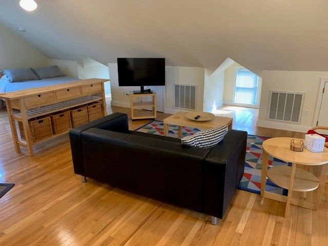 Walk to the Bridge Road shops and restaurants and Carriage Path to downtown from this cute studio ap - Photo 12