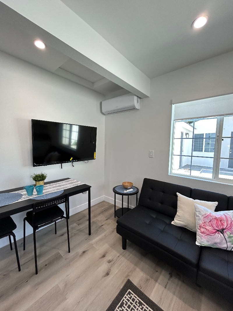 New Entire Unit near Culver City, w parking space - Photo 3