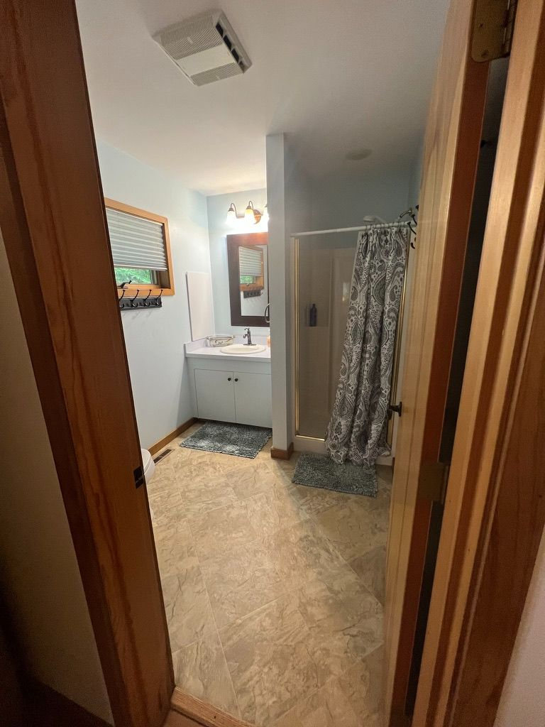 Serene 2 bedroom house on Lake Champlain near Middlebury- winter season rental - Photo 8
