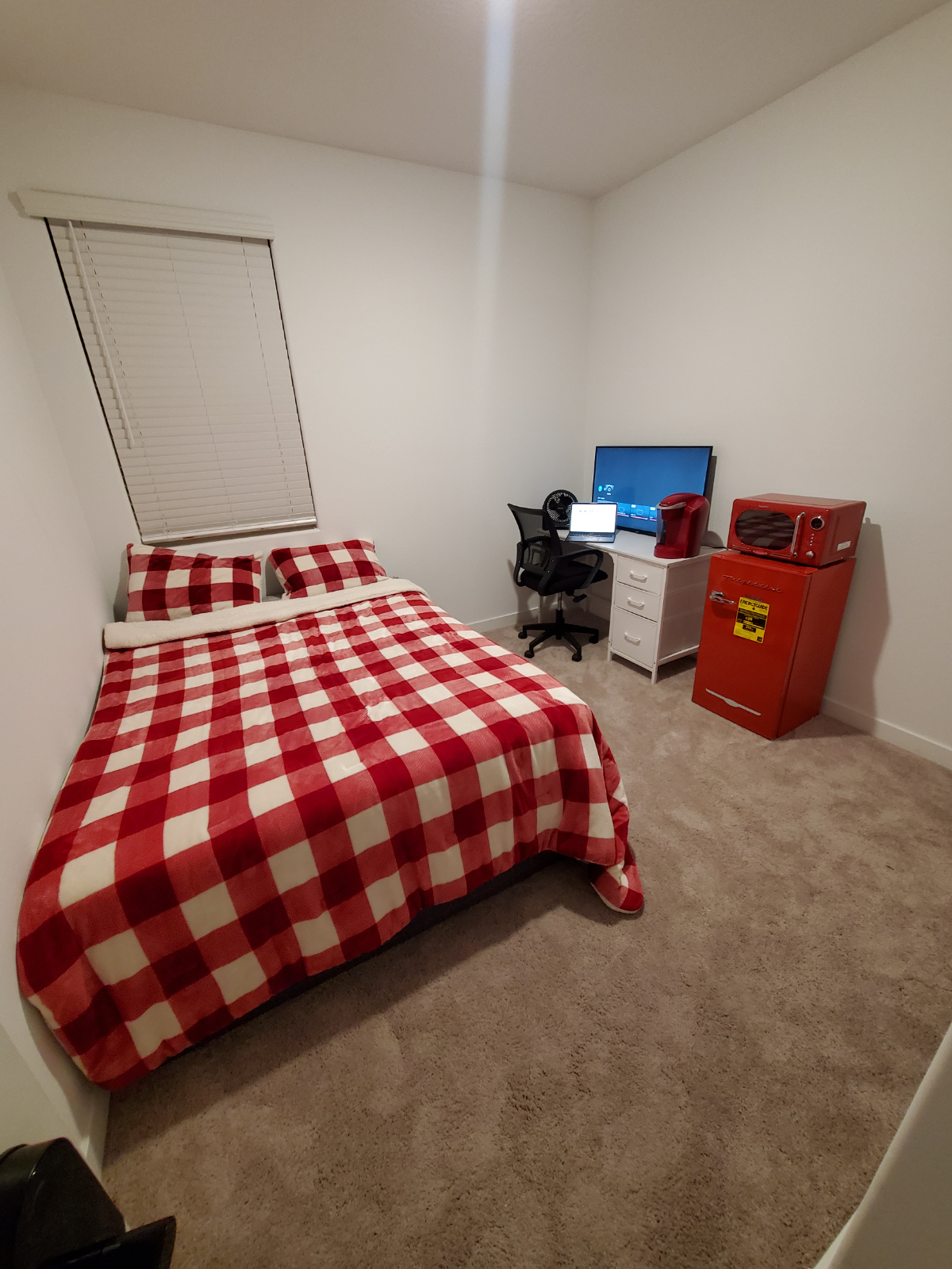 Room B - Cozy, Self Sufficient room for Working...