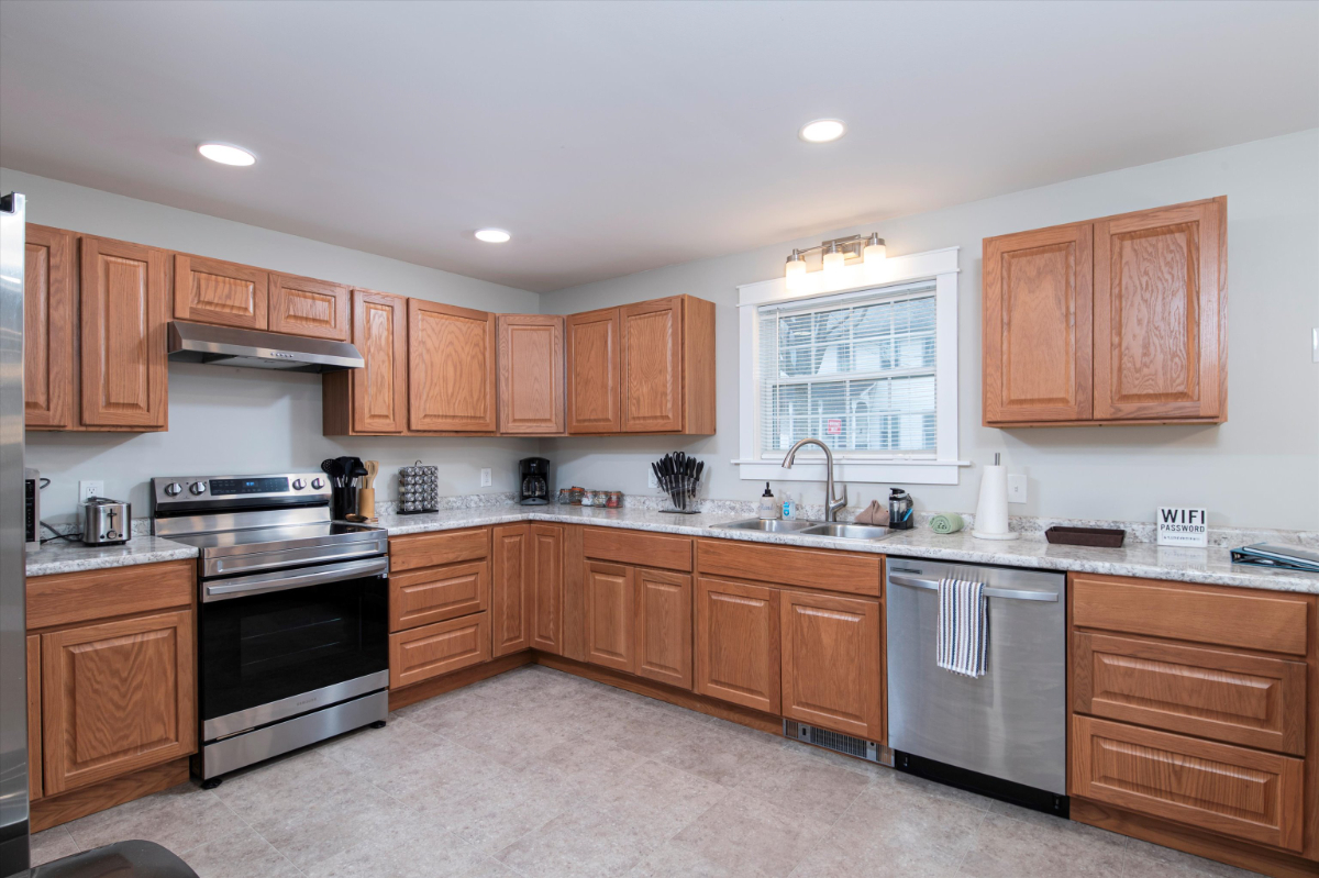 Open Concept 4- Bedroom, 3 Bath Home, Level 2 EV Charger, Hot Tub, Fenced Backyard - Photo 7