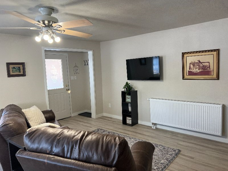 Comfortable Home Close to Sage West - Photo 2