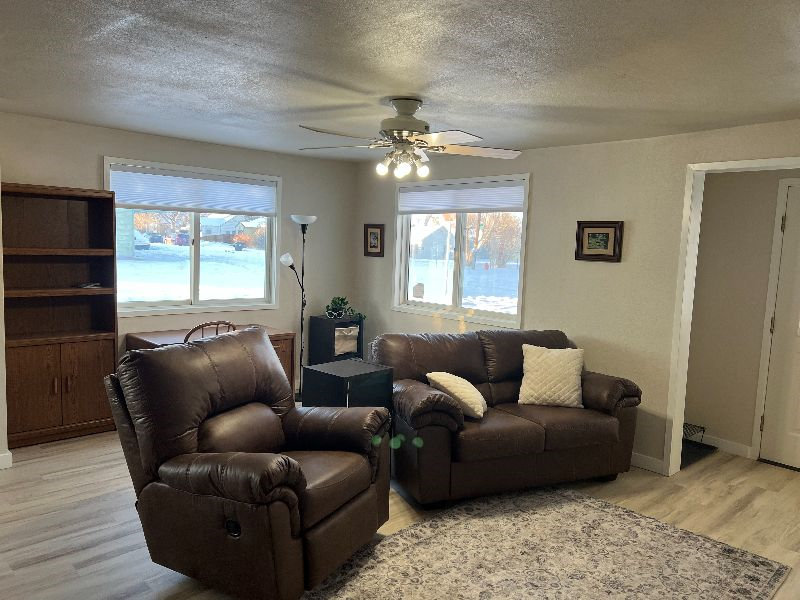 Comfortable Home Close to Sage West - Photo 3