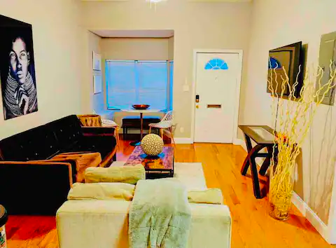 Noir Budoir: Private Room, Hot Tub Access - Photo 2