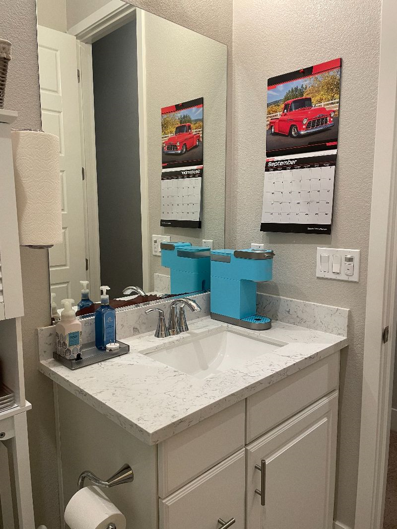 Room with private bath in Quiet Secure Neighborhood perfect for travel nurse close to many hospitals - Photo 5