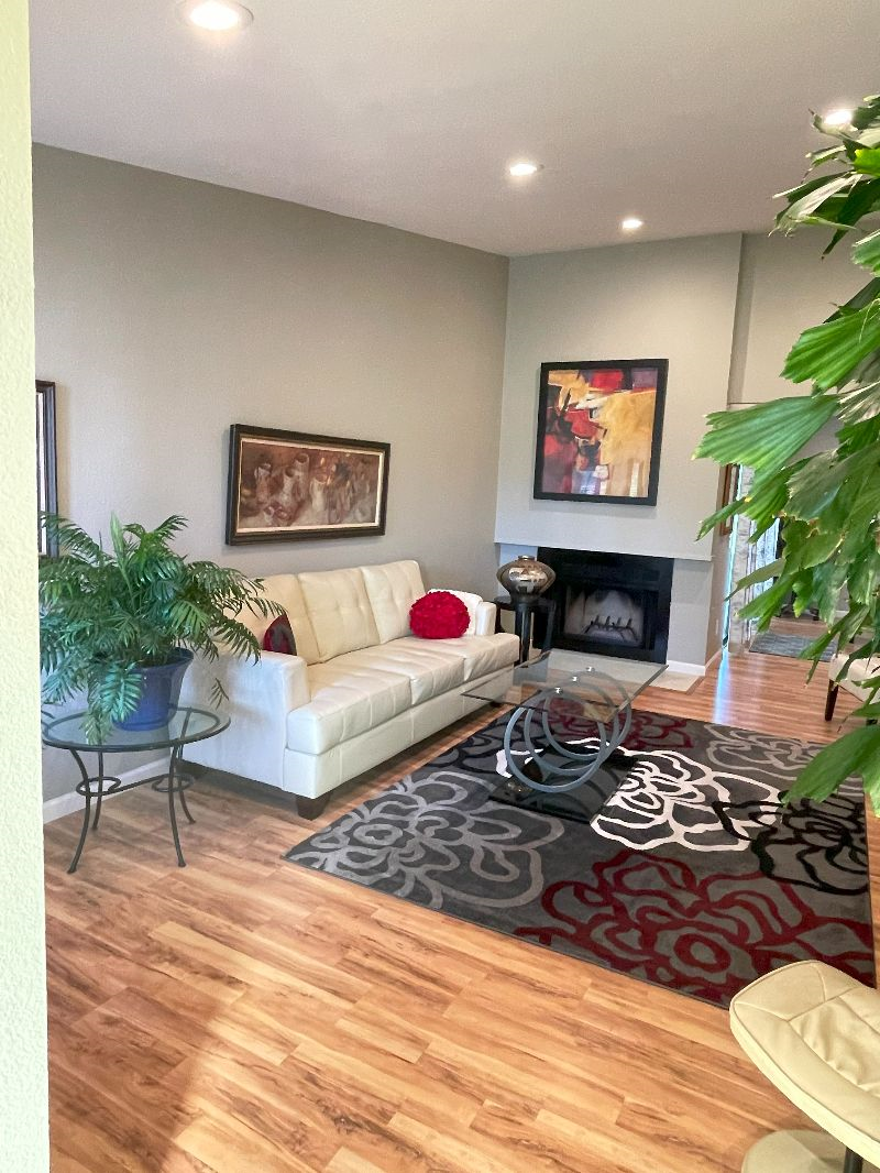 Attractive, clean 2 bedroom, 2 bath house with large backyard in a quiet Cul de Sac - Photo 5